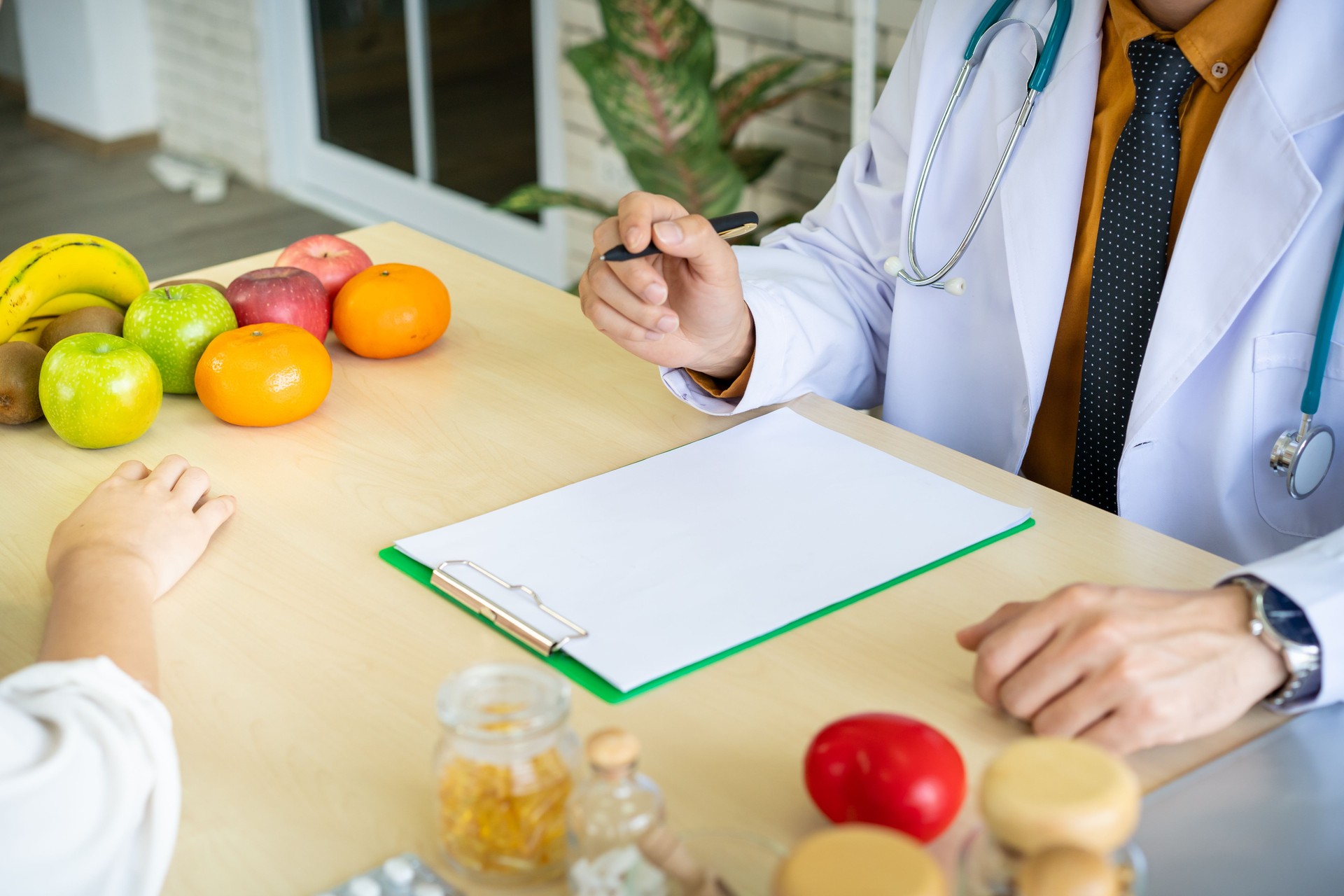 Woman talking to nutritionist.